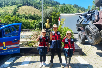 Jandarma depremzede öğrencileri okullarında ziyaret etti