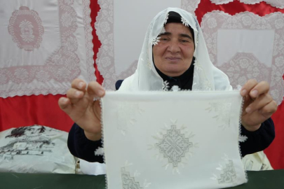 7 yaşında başladığı nakış işini 43 yıldır severek sürdürüyor