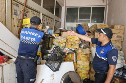 Gaziantep'te bayram öncesi tarihi geçmiş 5 ton şekerleme ele geçirildi
