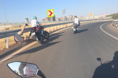 2 motosikletin çarpıştığı feci kaza kamerada: 2 yaralı