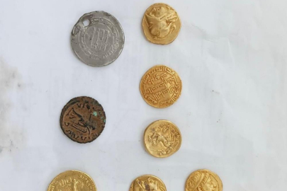 Havalimanındaki yolcunun üzerinden 8 adet sikke çıktı