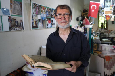 10 metrekarelik küçük dükkanında eskiyen kitaplara hayat veriyor