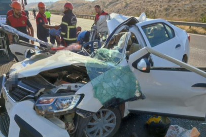 Kontrolden çıkan otomobil önündeki tıra çarptı: 1 ölü, 6 yaralı