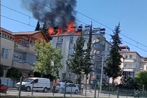 Gaziantep'te korkutan yangın! Binanın çatısı alev alev yanıyor