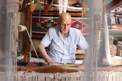 Babasından öğrendiği kilim dokuma mesleğini 3 metrekarelik dükkanında yaşatıyor