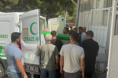Park halindeki araca çarpan motosikletli genç hayatını kaybetti