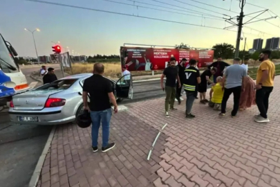 Gaziantep'te tramvay ile otomobil çarpıştı