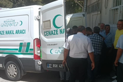 Karşıya geçerken otomobilin çarptığı yaşlı adam kurtarılamadı