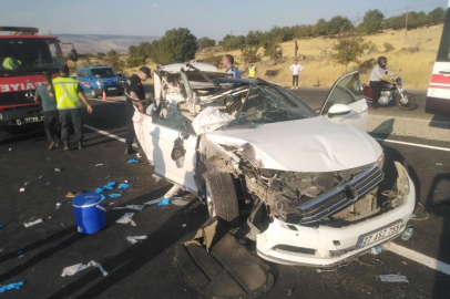 Kamyona çarpan otomobil hurdaya döndü: 1 ölü, 7 yaralı