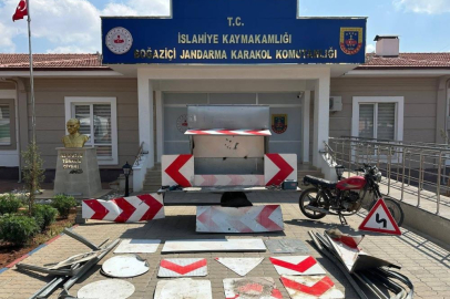Yoldaki Trafik levha çaldı ama, jandarmadan kaçamadı