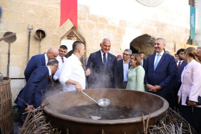 Bakan Ersoy ve Başkan Şahin, üzüm pekmezi yaptı