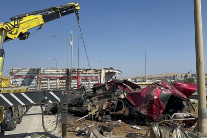 Gaziantep'te korkutan kaza! Kontrolden çıkan tır, kireç yüklü tıra çarptı: 1 yaralı