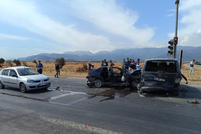 Gaziantep'te 3 aracın karıştığı zincirleme trafik kazası: 2 yaralı
