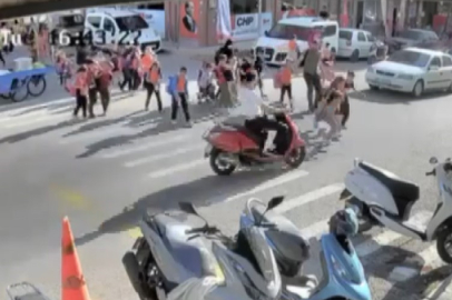 Okuldan çıkan çocuklara motosiklet çarptı, kaza anı kameraya yansıdı