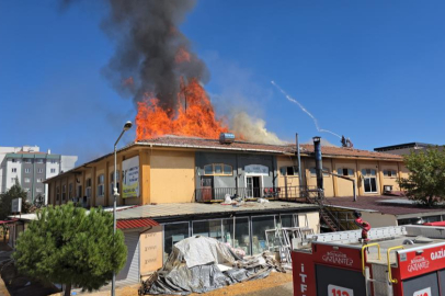 İş merkezinin çatısı alev alev yandı