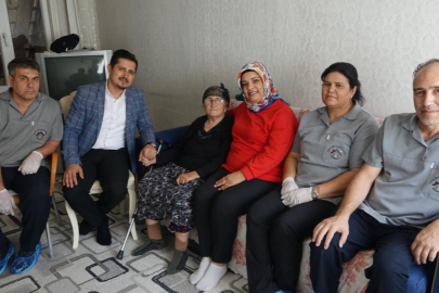 Evlerini temizledikleri yaşlılara moral verip hayır dualarını alıyorlar