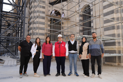 Depremde hasar alan Kurtuluş Camii'nin son kilit taşı bugün yerine yerleştirildi