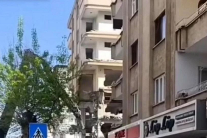 Depremde Hasar Gören Bina Sonunda Yıkıldı!