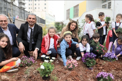 Gaziantep’te Minik Ellerden Çiçek Dikimi