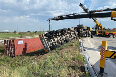 Osmaniye’de Tır Şarampole Devrildi