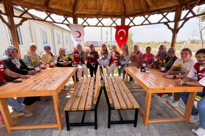 Deprem Bölgesinde Kızılay'dan ‘Anneler Günü’ Kutlaması