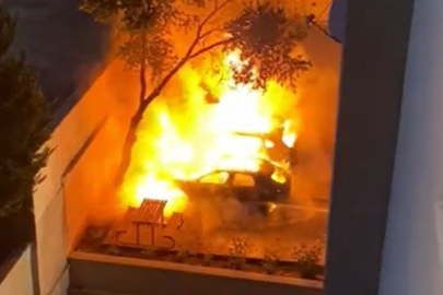 Gaziantep'te İki Lüks Araç Yanarak Kül Oldu