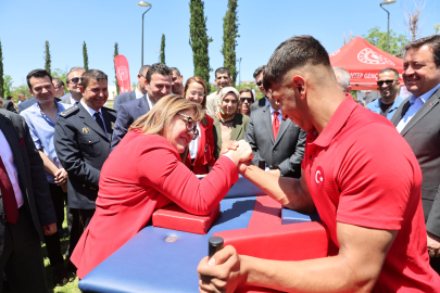 Başkan Şahin Kolları Sıvadı, Bilek Güreşinde Gücünü Gösterdi