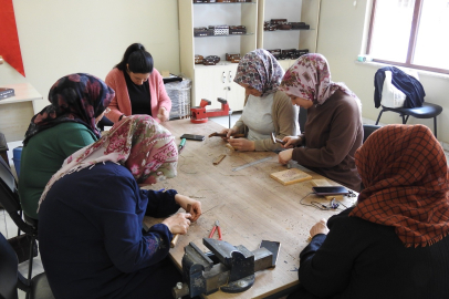 Kadınlar, sedef kakma işlemeciliğini Şahinbey Belediyesi Tesisilerinde öğreniyor