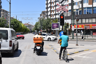 Kuryeler Yemek Yetiştirmek İçin Zamanla Yarışıyor: Trafikte Tehlikeli Manevralar