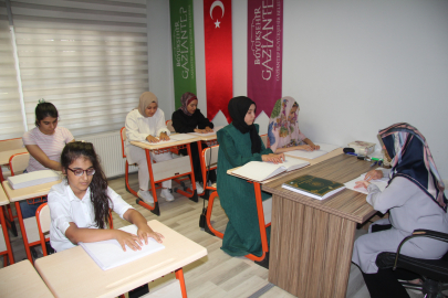 Karanlık dünyalarını Kur'an-ı Kerim ile aydınlatıyorlar