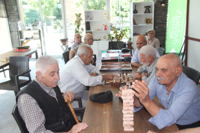 Yaşlılar bu merkezde hayata bağlanıyor