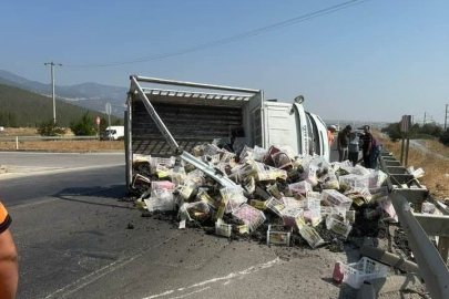 Gaziantep’te lastiği patlayan kamyonet yan yattı: 2 yaralı