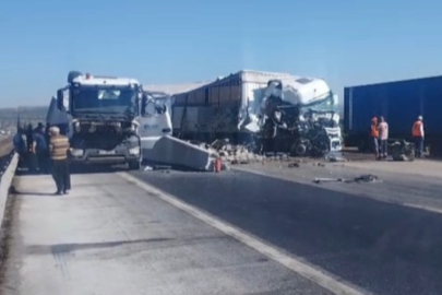 TAG Otoyolu'nda 2 tır çarpıştı: 2 yaralı