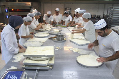 Öğrencilerin uygun fiyata ürettiği baklava için sıraya giriyorlar 