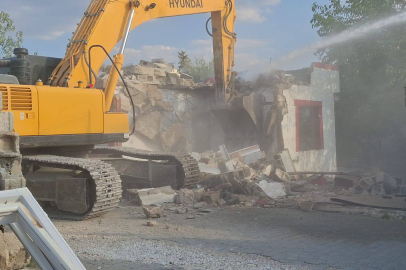 Depreme etkilenen orta hasarlı yapıların yıkımına başlandı