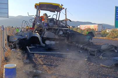 Freni patlayan mısır yüklü tır asfalt makinasına çarptı