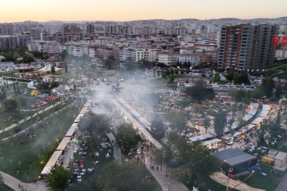 GastroANTEP'te kebap stantlarının önünde kuyruk oluştu, dumandan göz gözü görmedi