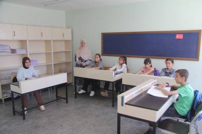Görme engelli öğretmenin meslek aşkı öğrencilerine örnek oluyor