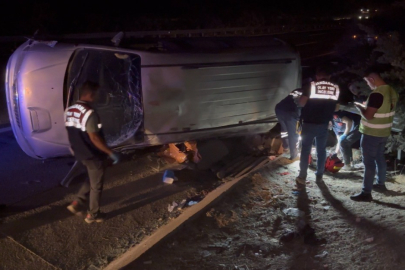 Gaziantep’te lastiği patlayan minibüs taklalar atarak devrildi: 2 ölü, 8 yaralı