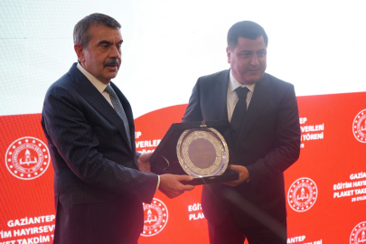  Milli Eğitim Bakanı Tekin, eğitime katkı sağlayan hayırseverlere plaket takdim etti