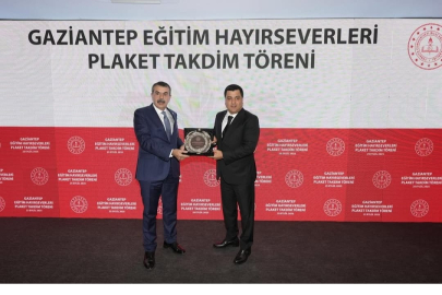GATEM Başkanı Ergun Ciğerli’ye Bakan Tekin’den Plaket