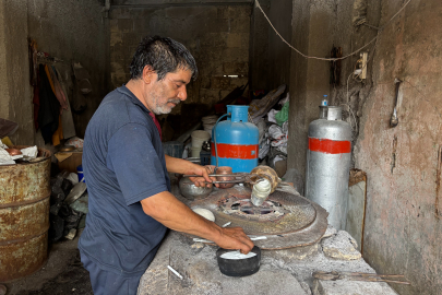 Bakır kalaycısı, 7 yaşında başladığı mesleğini 58 yıldır aşkla sürdürüyor