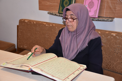 70 yaşında Kur'an-ı Kerim okumayı öğrendi