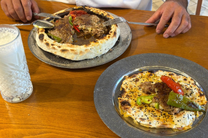 Kiremitte pişen lavaş kebabı damak çatlatıyor