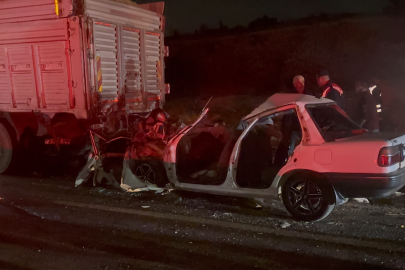 Gaziantep'te otomobil kamyona arkadan çarptı: 3 ölü