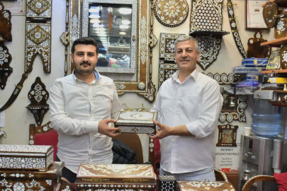 Gaziantep’te Sedef Kakma Sanatının 40 Yıllık Ustası Mehmet Fıstıkçı ve Oğlu Ali, Geleneği Geleceğe Taşıyor