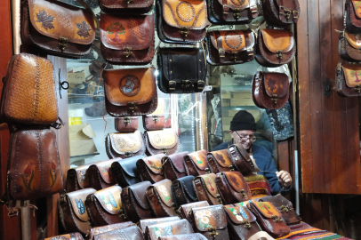 66 yıldır teknolojiye direnerek çanta yapıyor