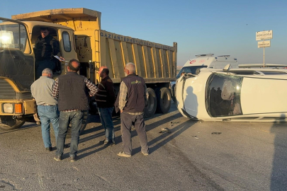 Hafriyat kamyonu ile çarpışan otomobil yan yattı: 1 yaralı