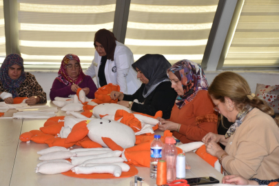  Kadınlar, lösemili çocuklara oyuncak bebek ve elbise dikmek için bir araya geldi