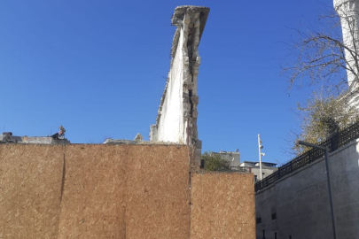 "Tehlike Saçan Duvar! İnsanların Üzerine Her An Yıkılabilir"